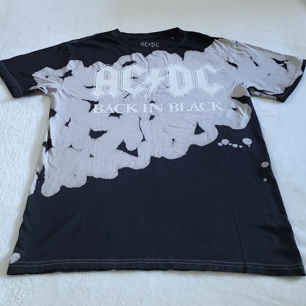 AC⚡DC Bleached "Back in Black"🖤 Graphic Tee👕 - NWOT - Picture 11 of 12